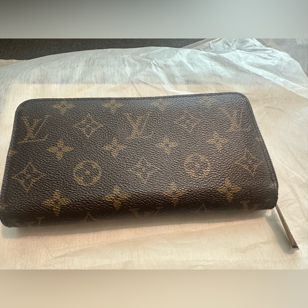 “Pre-Loved” Louis Vuitton Monogram zip long wallet in scarlet Interior Wallet